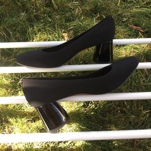 Donald Pliner black low heels size 8.5